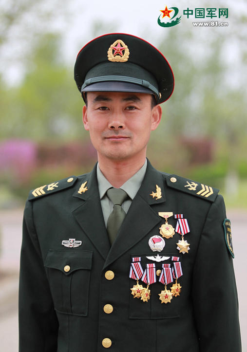 马西强，山东滕州人，1972年10月出生，1990年12月入伍，一级军士长，原第26集团军某陆航团机务一中队空勤机械师。先后参加1998年抗洪抢险救灾、2008年汶川抗震救灾、青岛奥帆赛安保及航拍、国庆60周年首都阅兵等10多次全军以上大项活动，荣获“全军士官优秀人才奖”，荣立二等功1次、三等功5次。