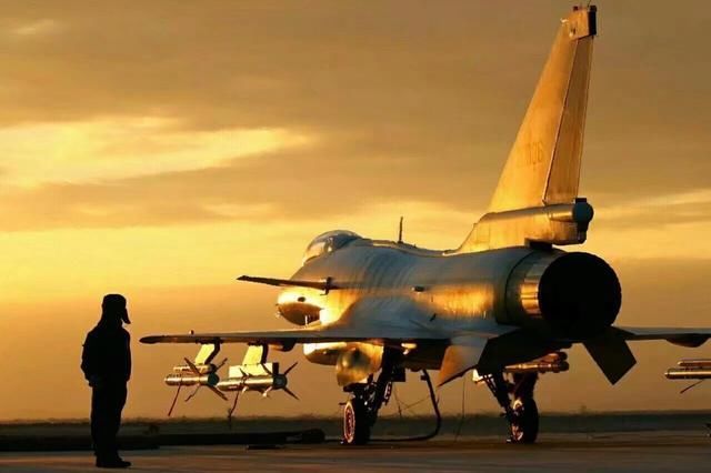 2017年金头盔比赛中歼11B压倒歼10B,难道歼