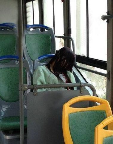 妹子,穿裙子注意坐姿,要不然旁边的同学咋能安