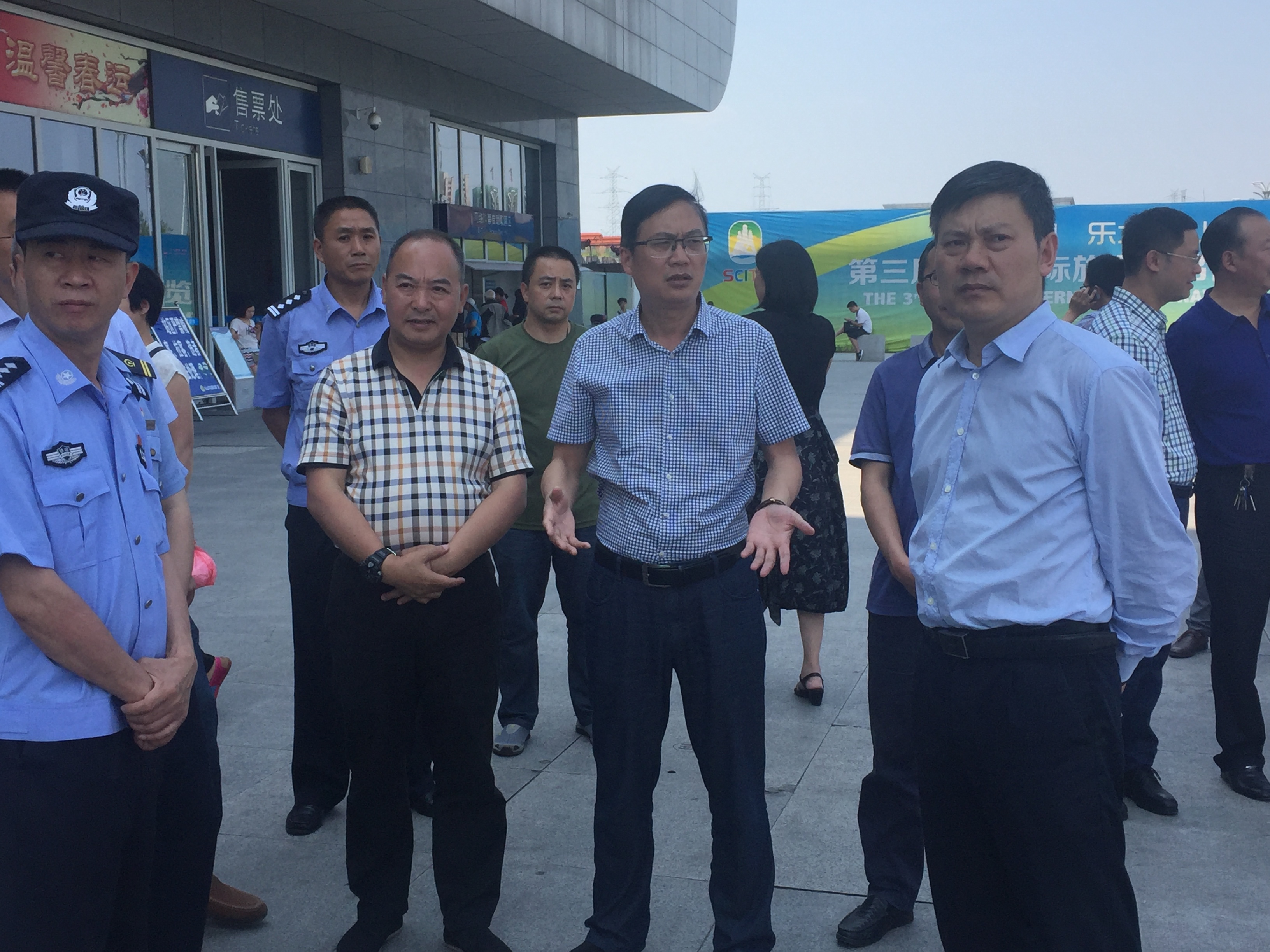 副市长黄平林率队检查交通运输安全工作,市交委主任何金文等陪同检查