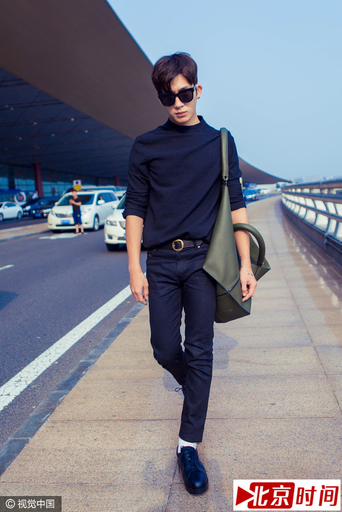 坏坏惹人爱!井柏然机场街拍实力耍帅 纹身吸睛 坏坏惹人爱!井柏然机场街拍实力耍帅 纹身吸睛