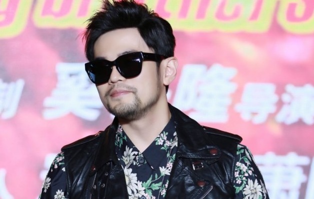 周杰伦受伤 为《靠谱兄弟》做宣传全程带墨镜伤口十分严重