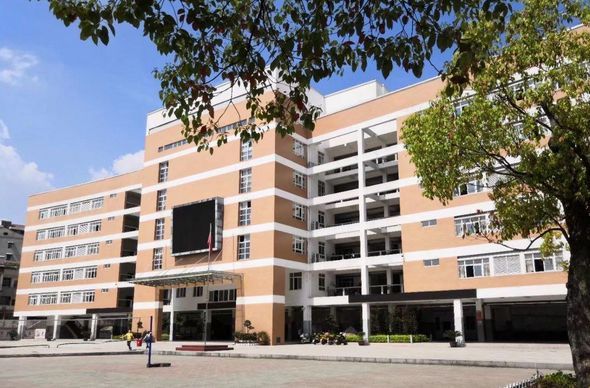 【喜讯】英山实验中学2人签约海军航空兵飞行