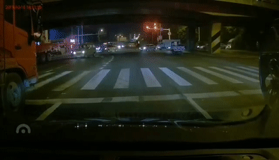 无锡高架桥侧翻事故致3死 桥梁两侧填土防二次倾倒(图6) 无锡高架桥侧翻事故致3死 桥梁两侧填土防二次倾倒(图6)