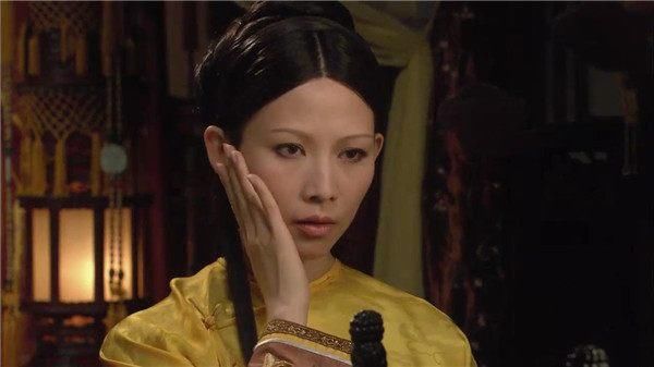 死都不知,皇后为何每次卸妆都必须亲手摘掉耳