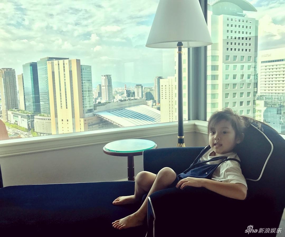 李小璐带女儿日本游玩 甜馨扎着双麻花辫很可