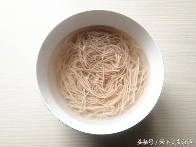 【炒麵條】材料:掛麵200克,尖椒1個,綠豆芽100克,豬肉150克,油鹽適量