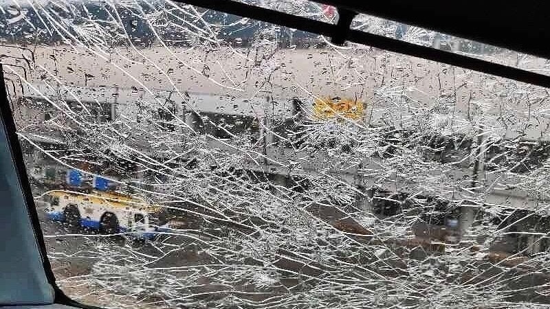 南航:CZ3101广州-北京航班遭冰雹 挡风玻璃破裂 南航:CZ3101广州-北京航班遭冰雹 挡风玻璃破裂