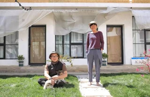 夫妻俩逃离香港,在大理造起一座玻璃房,随手一