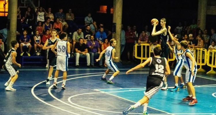 一群16岁的小孩子在一起打球，2.29米的身高完全就是BUG。想象一下要是在野球场上碰到这么个怪物，我都能感受到那种被支配的恐惧。