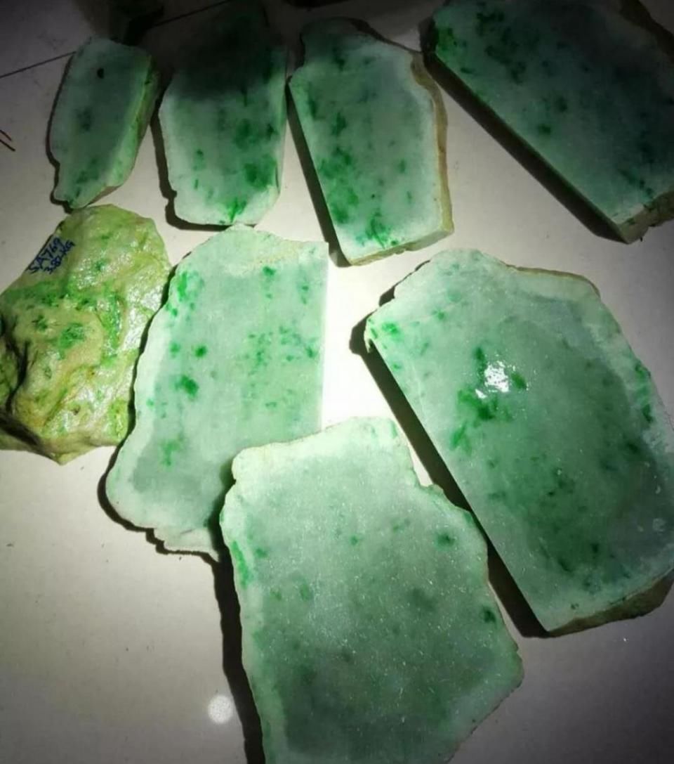 帅哥2万买的翡翠赌石, 切开后暴涨百倍, 尖叫不止!