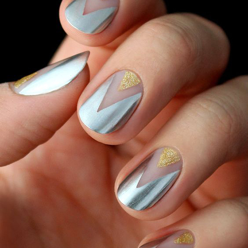 柔和的类镜面银色，颜色相对暖调的金色闪粉，加上几何风设计，很有未来感！在甲面上留出一定的半透明区域，留白是增加高级感的聪明做法！