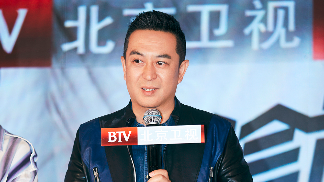 张嘉译出演“自负”医师 笑称看着江珊“心虚”