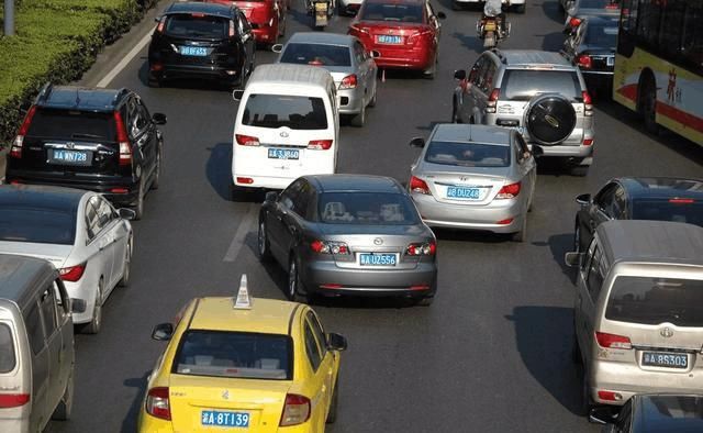 大灯连闪3下、喇叭鸣笛3声是什么意思?很多老