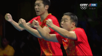 张继科逐渐抢夺主动权，坐在场边的刘国梁和许昕不时振臂高呼，为张继科打气。