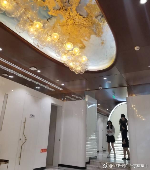 赵薇腿是怎么了?网友偶遇赵薇,才健身没几天就