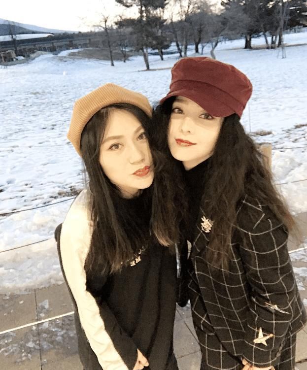 给粉丝签个名,杨幂跪完胡歌跪,还是范爷最机智