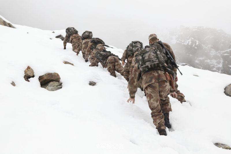 邊防官兵度國慶:踏雪山,走邊防