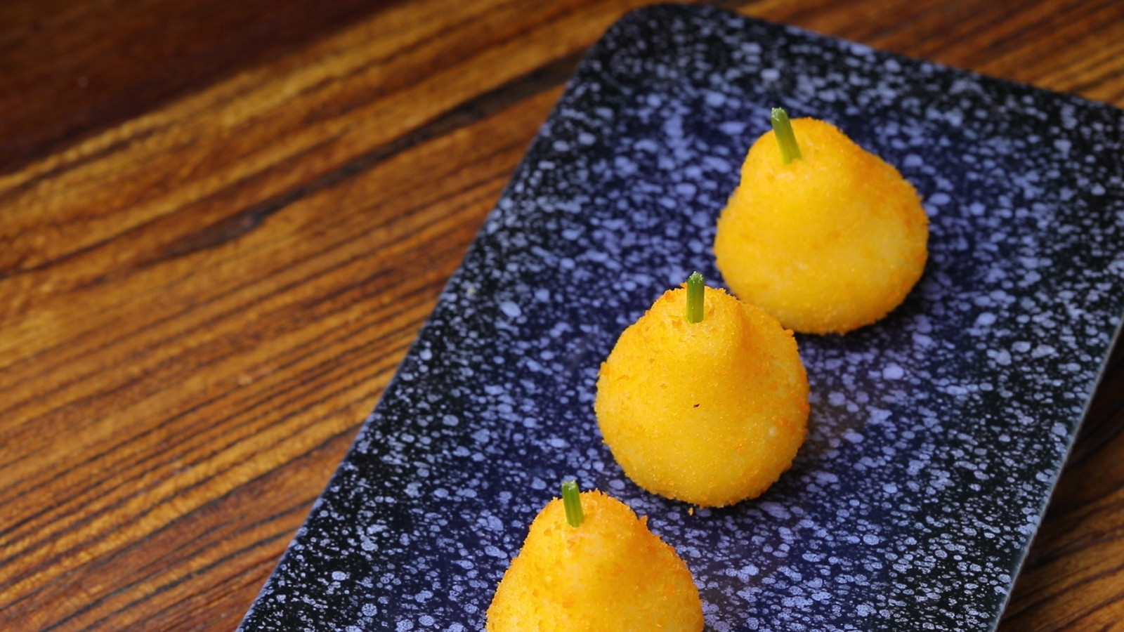 这梨您肯定没吃过,酥脆却没汁,切开全是馅，让人一见倾心