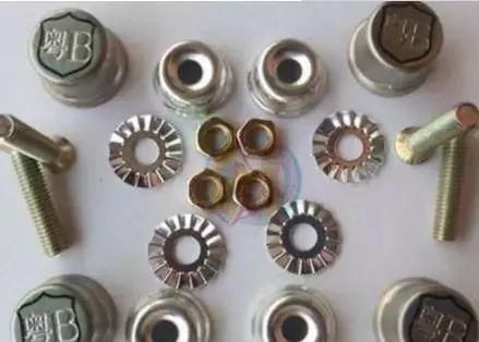 车牌上四个孔为什么车管所只给两个螺丝?听听