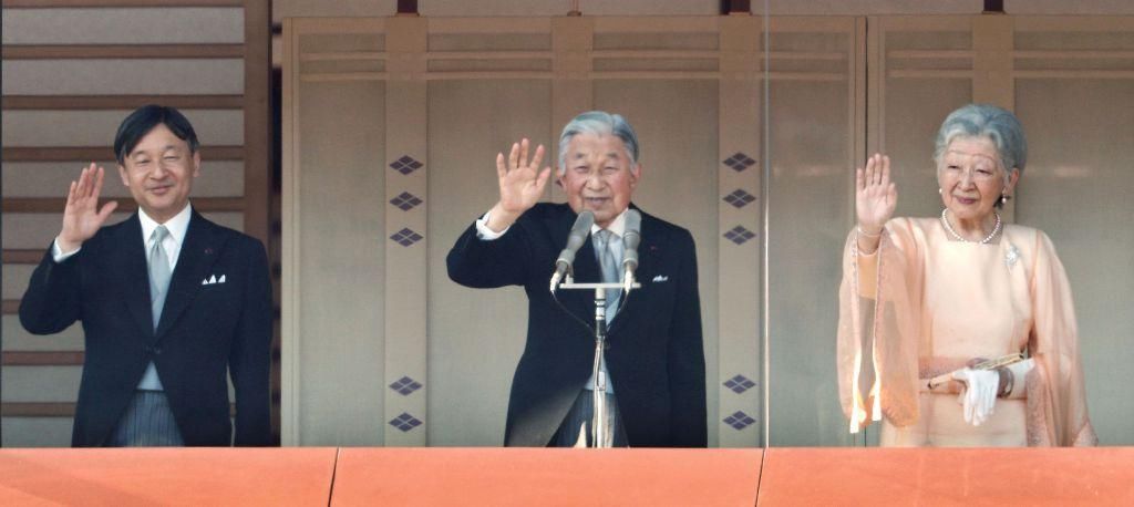 日本第125代天皇今天84岁了,为何隔着厚厚的