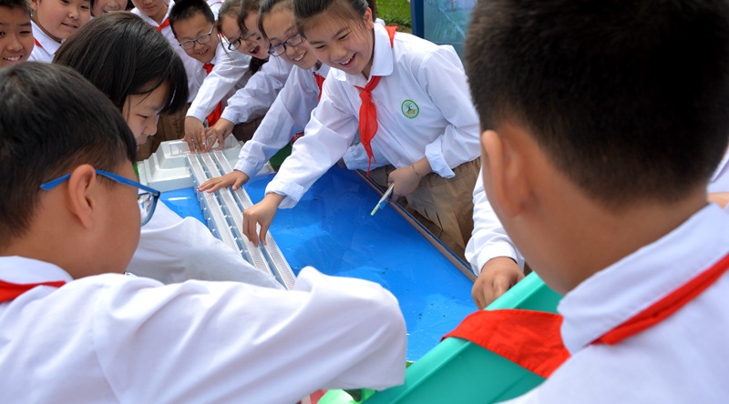 30日,“水到渠成共发展”网络主题调研采访活动走进河南郑州,实地探访了中华民族两条母亲河的交汇处、南水北调中线工程的咽喉——“穿黄工程”。