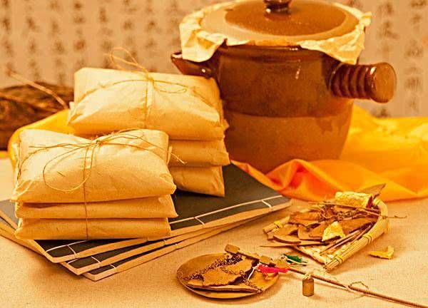 老中医煎药,喝药都特有讲究,可惜现在很少有人注意