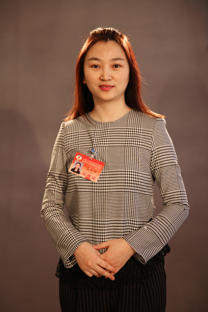 13日的政协会场，北京时间的又一服务亮了，位于会场二层北京时间直播间北侧的北京时间照相馆，从13日开始为委员们拍摄照片，留住记忆。