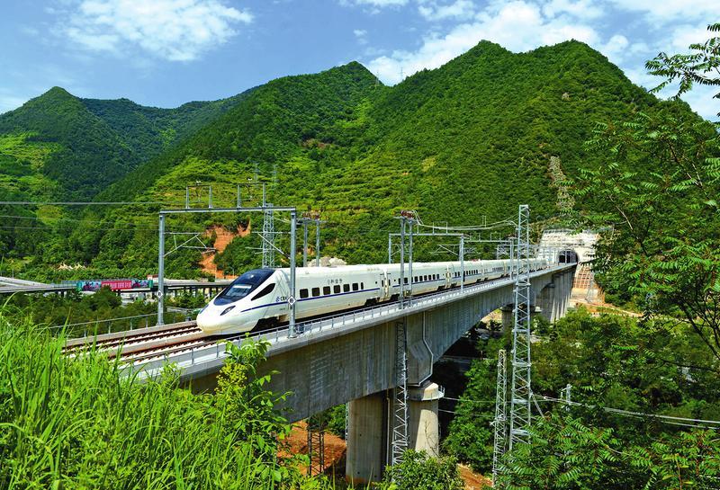 宝兰高铁正式开通运营 我国横贯东西的高铁大通道拉通