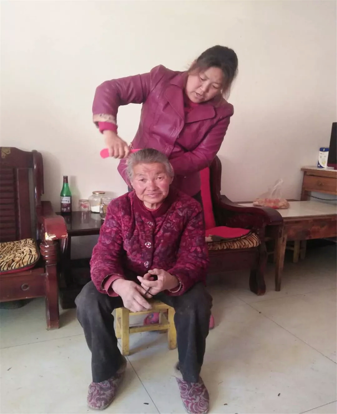 收留流浪老人 当母亲奉养18年