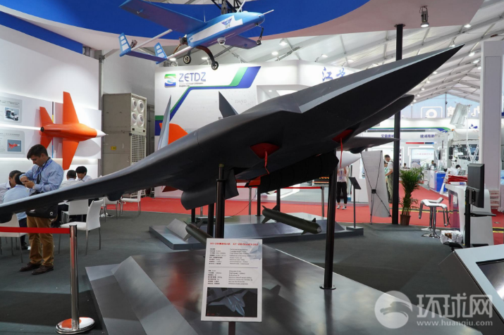 XY-280隐身无人机，是一款中高空、亚音速、大机动无人驾驶平台，采用高精度导航系统，预编程序自主飞行。可广泛应用于战场侦查、战法研练、实弹靶试、武器校飞等。主要用于模拟F-22、F-35等战机。