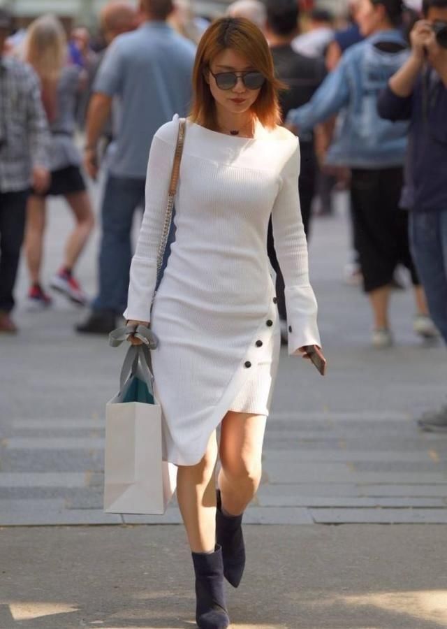 街拍:红色吊带连衣裙搭配高跟鞋,尽显女人的高