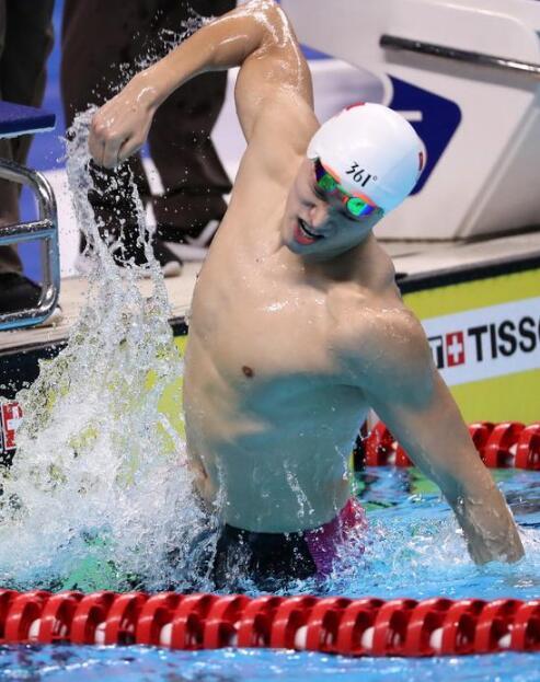 在最佳男运动员的评选中,中国游泳的领军人物孙杨第五次获此殊荣.