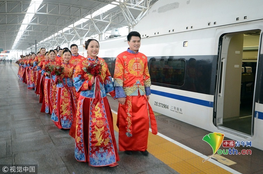 2019年1月8日上午8时45分，新人们从九江火车站乘坐G1581次列车前往庐山站，列车行驶在他们修建的铁路上，驶向婚姻的殿堂。列车上，老建设者向新人讲述当年的奋斗经历和幸福故事，并鼓励他们立足岗位做贡献，传承好企业文化和精神。