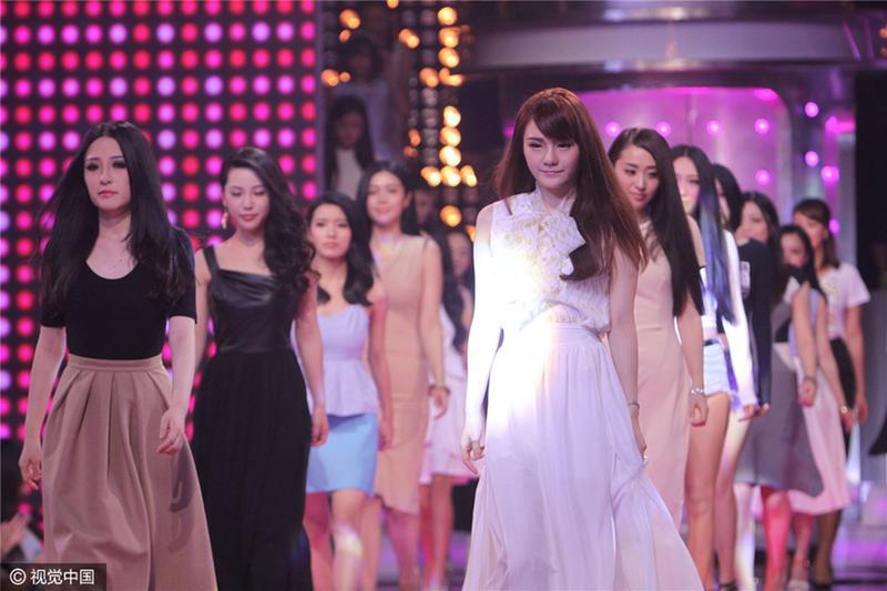 2010年左右，高速的社会发展带给了女性前所未有的解放，在过去“相亲”是十分私密的话题，如今也摆到了大众面前。在镜头前，很多单身女性为了夺得心仪的男生，使出十八般武艺，甚至表达一些大胆的观点。这一代人除了华丽的服饰，还有不同的世界观、人生观。而究竟何为美，成了当代人热议话题。