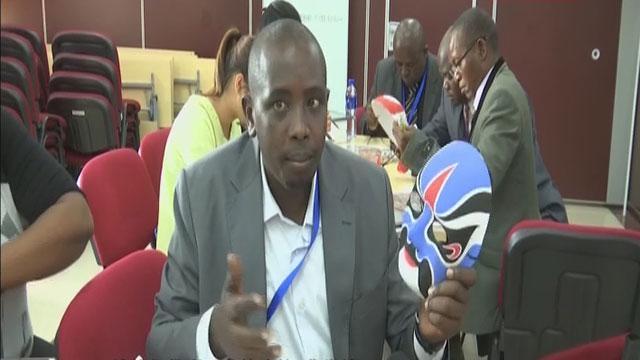 中非青年共绘“非遗”京剧脸谱 中非青年共绘“非遗”京剧脸谱