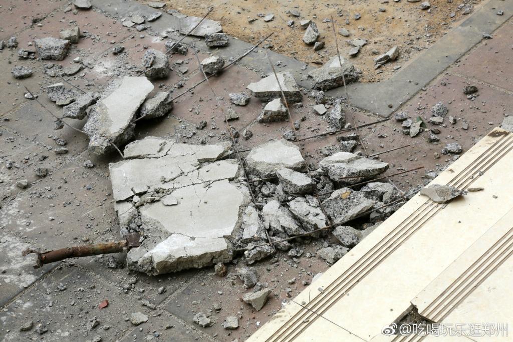 阳台被大风刮掉 奔驰被石块砸穿