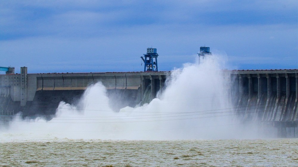 湖北丹江口水库迎十年来最大出库流量 大坝九孔泄洪腾库容