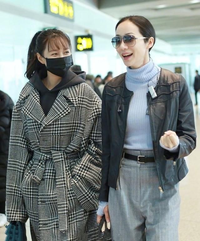 沈梦辰晒照片挤火车回家,无座位坐在过道上,网