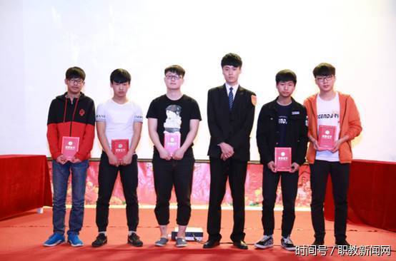 北京新华电脑学校首届荣耀杯电竞大赛决赛震