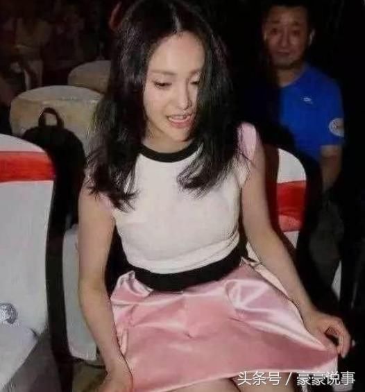 明星防走光,郑爽拉衣角,杨幂跷二郎腿,但我只服