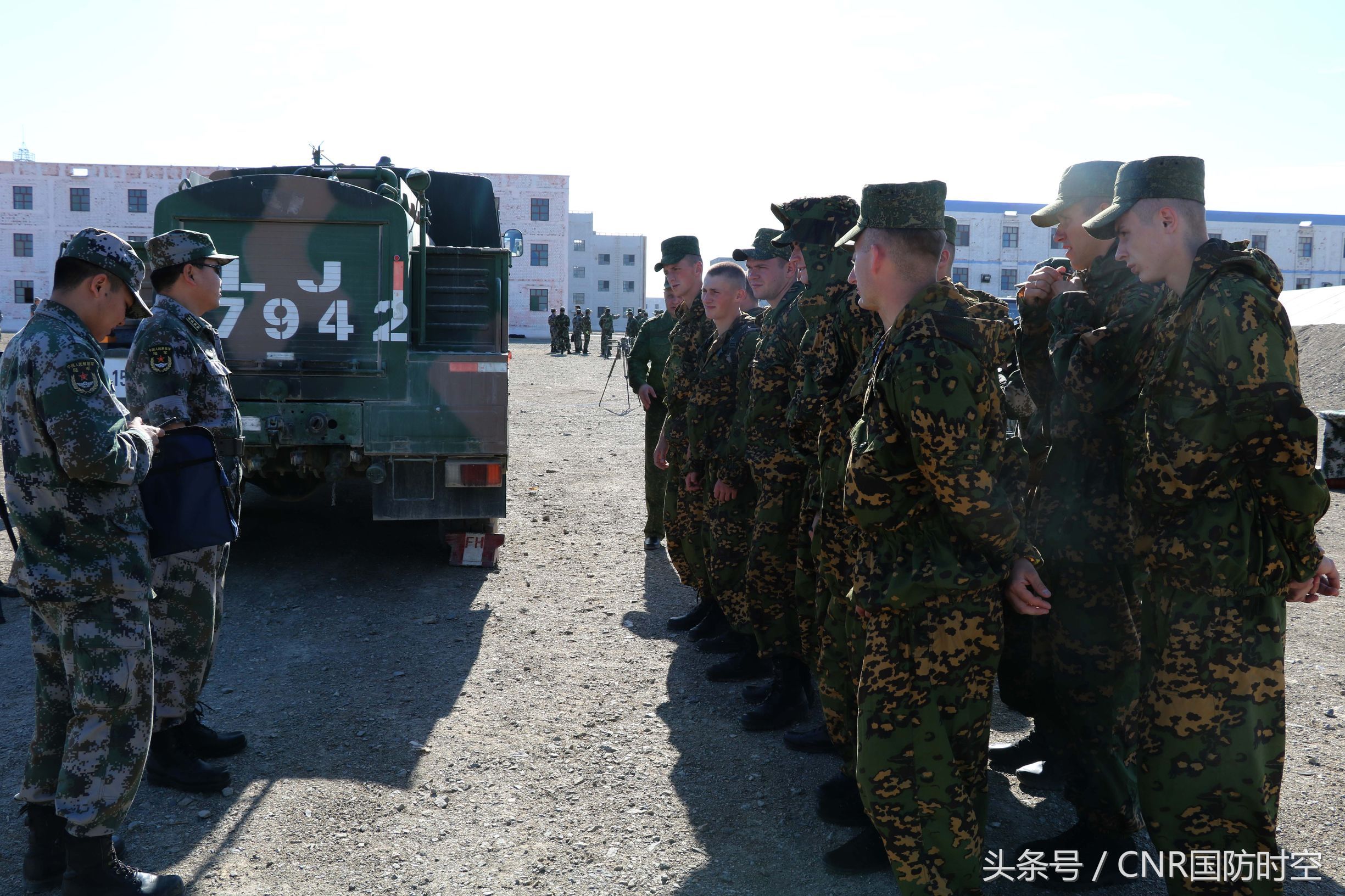 按比赛规则,外军参赛队可使用我方提供的赛事装备,也可自带同等战技术性能装备。此次,除“苏沃洛夫突击”项目俄罗斯自带步战车车组参加比赛外,其他比赛项目和各国参赛队均使用我方提供的武器装备进行比赛。