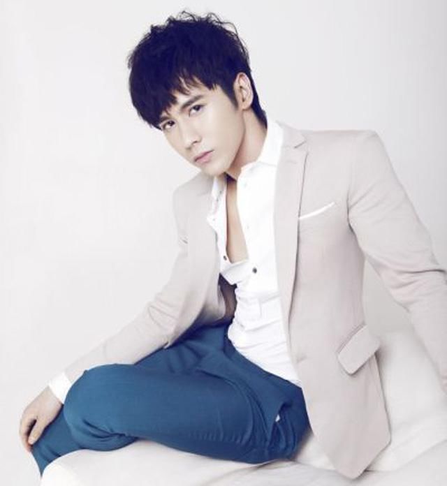 看到张伦硕的健身照后,终明白亚洲性感女神钟丽缇为何会迷上他了