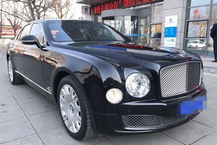 老板开宾利慕尚去银行取钱,银行保安一句话让