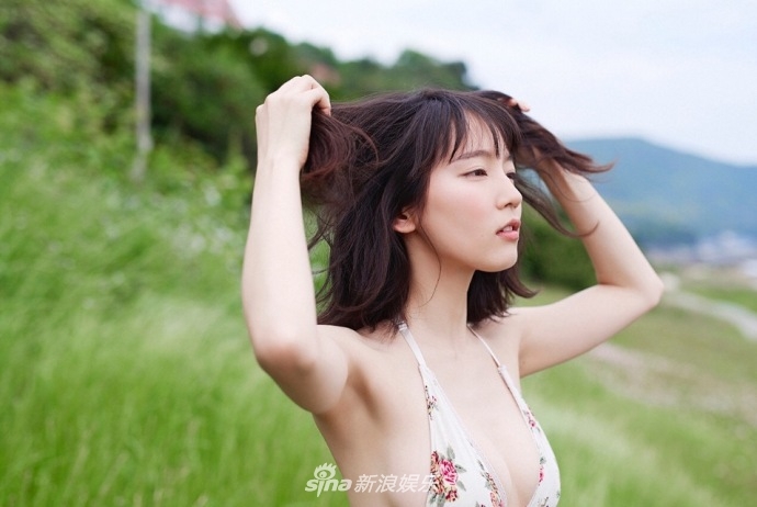 吉冈里帆拍写真亲近自然 花田里着比基尼尽显好身材 吉冈里帆拍写真亲近自然 花田里着比基尼尽显好身材