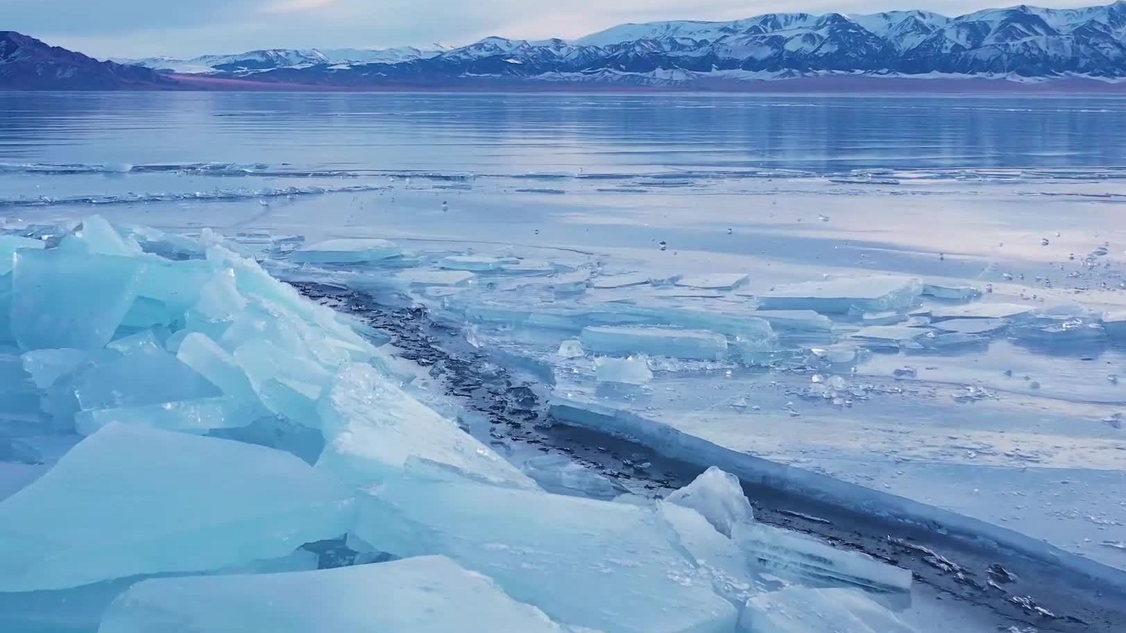 这片冰封的湖面出现“蓝冰拼图”景观 蓝色的光芒令人震撼! 这片冰封的湖面出现“蓝冰拼图”景观 蓝色的光芒令人震撼!