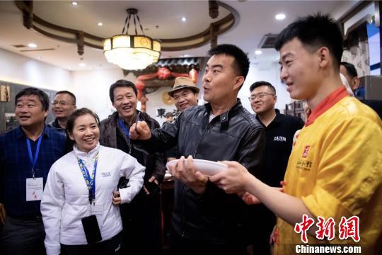 22位世界华文媒体高层代表感知内陆山西(图2) 22位世界华文媒体高层代表感知内陆山西(图2)