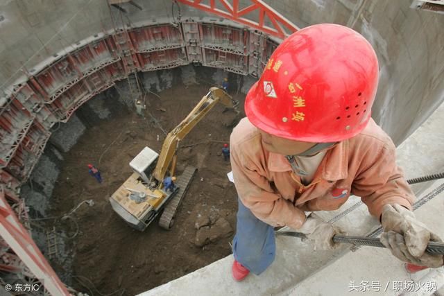 面试:井深7米,白天爬3米晚上掉2米,几天能爬出