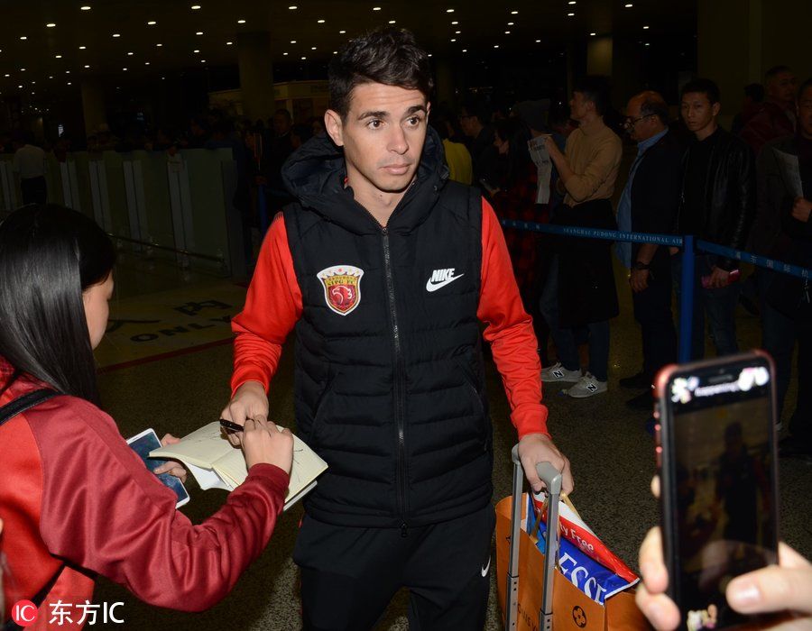 上海上港冬训归来 众多球迷机场热情迎接