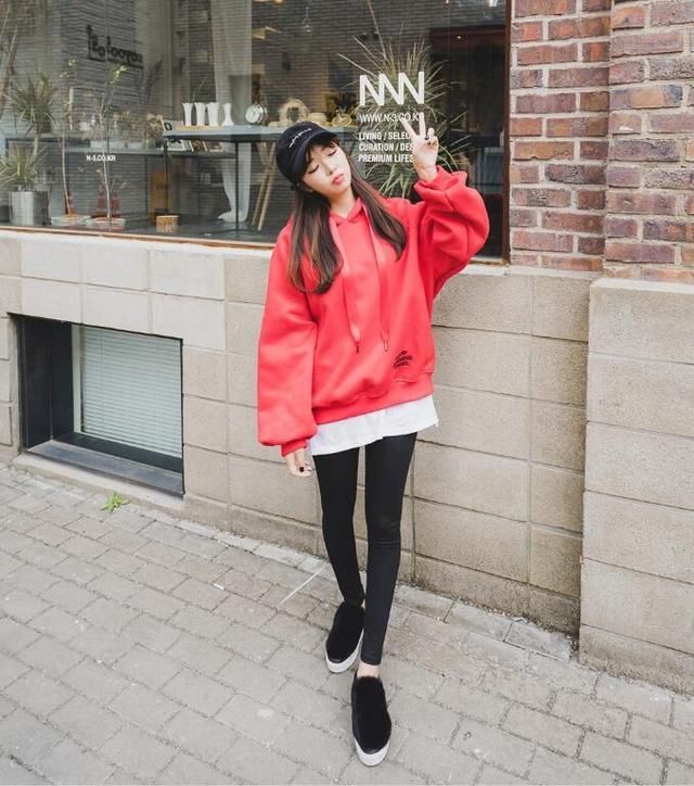 独家穿衣搭配技巧:卫衣+T恤+打底裤+小白鞋,减